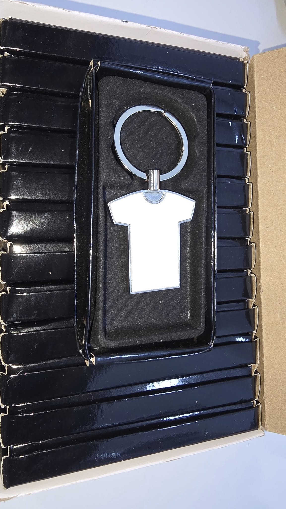 Llavero metalico sublimable en forma de polo incluye cajita
